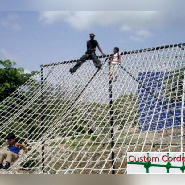 Rede,  para escalada, em corda maciça, resistente , Malha de 30 cm, medidas  4x2